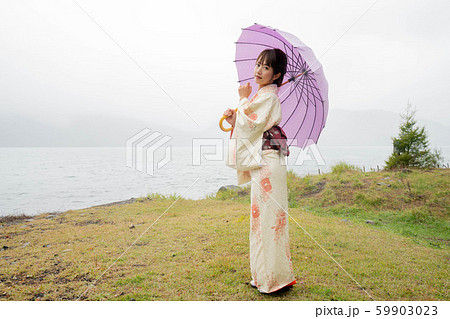 湖と着物の女性 59903023