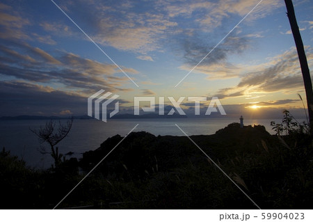 那久岬から眺める夕日(島根県隠岐郡隠岐の島町) 那久岬から眺める夕日(島根県隠岐郡隠岐の島町) 59904023
