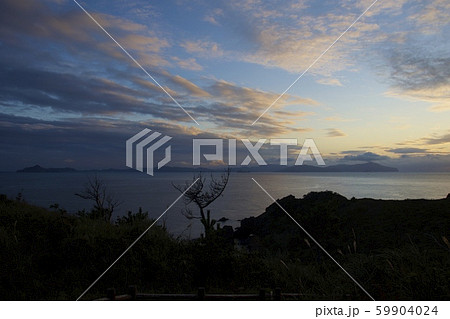 那久岬から眺める夕日(島根県隠岐郡隠岐の島町) 那久岬から眺める夕日(島根県隠岐郡隠岐の島町) 59904024