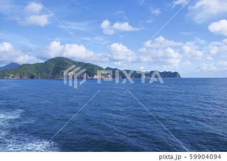 フェリーから眺める隠岐諸島(島根県隠岐郡) フェリーから眺める隠岐諸島(島根県隠岐郡) 59904094