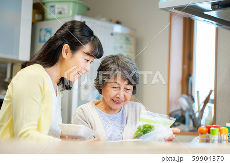 台所に立つ親子 母子 シニア女性 ミドル女性 2人 台所に立つ親子 母子 シニア女性 ミドル女性 2人 59904370