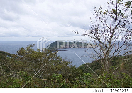 知夫里島灯台付近からの大渡加島（島根県隠岐郡知夫村） 59905058