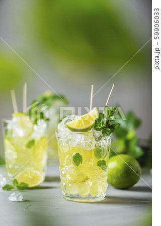 Cold tea with lime, mint and ice 59906033
