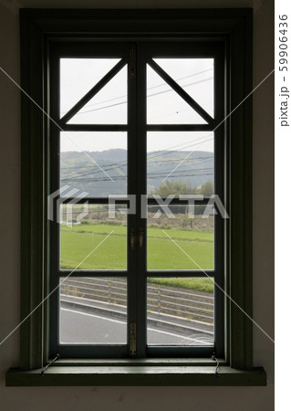 洋風の窓 59906436