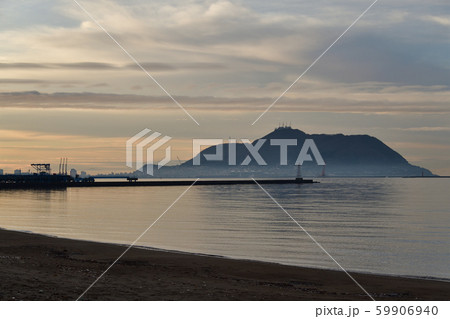 晩秋の北海道函館市七重浜から早朝の函館湾の風景を撮影 晩秋の北海道函館市七重浜から早朝の函館湾の風景を撮影 59906940