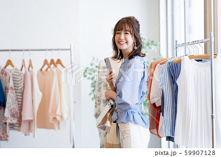 若い女性、ショッピング、スマホ 若い女性、ショッピング、スマホ 59907128