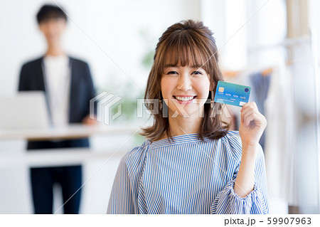 若い女性、ショッピング、クレジットカード 若い女性、ショッピング、クレジットカード 59907963