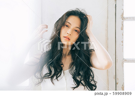 ヘアスタイルイメージ　ロングヘア　黒髪 59908909