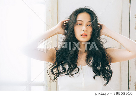 ヘアスタイルイメージ ロングヘア 黒髪の写真素材