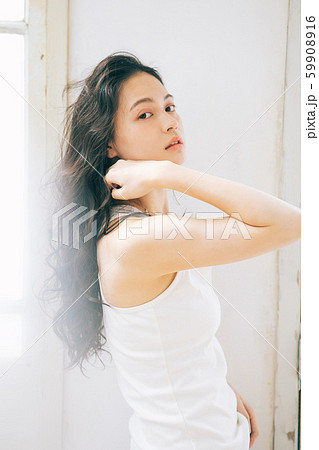 ヘアスタイルイメージ　ロングヘア　黒髪 59908916