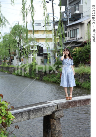 京都の町を散歩する黒髪ロングヘアの美少女大学生ポートレート 街歩きデートの写真素材