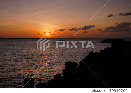夕焼け 海 夕方 59913203