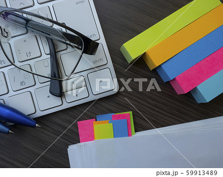 ビジネスイメージ・書類・メガネ・キーボード 59913489