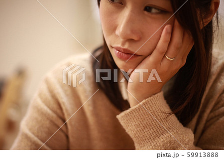 頬杖をつく女性 頬杖をつく女性 59913888