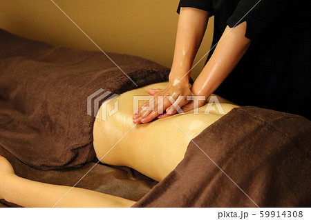 ハンドトリートメントの施術 エステティシャン ハンド 59914308