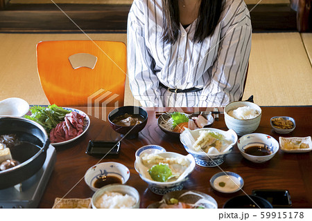 旅館で日本食を食べる若い女性 59915178