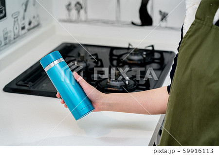 水筒を持つ女性 59916113