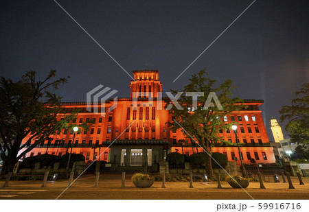 日本の横浜都市景観　神奈川県庁舎・キングの塔。右奥に横浜税関・クイーンの塔（夜景） 59916716