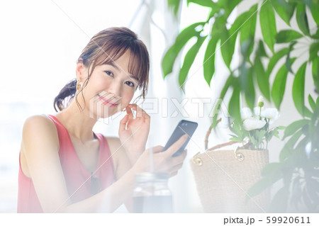 ライフスタイル　スマホ　女性　カフェ　バカンス 59920611