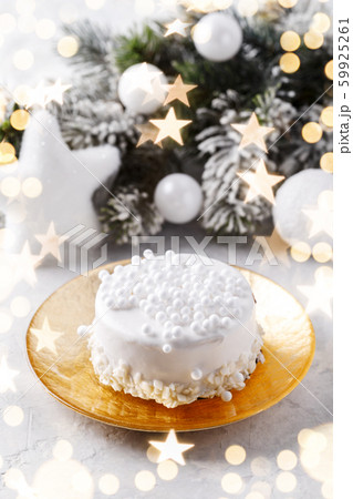 White chocolate Christmas cake 59925261