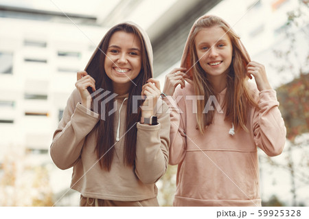 Elegant and stylish girls in a autumn park 59925328