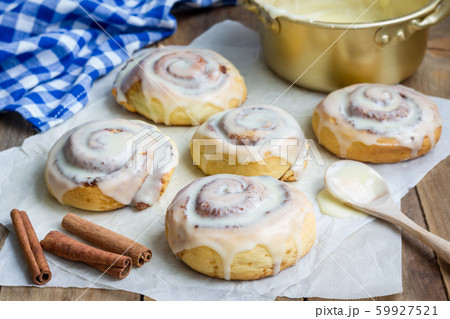 Homemade cinnabons cinnamon rolls with cream 59927521