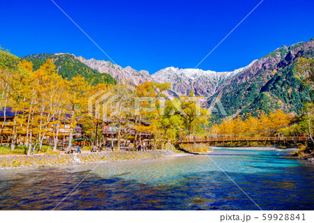 上高地の紅葉・河童橋【長野県】 59928841