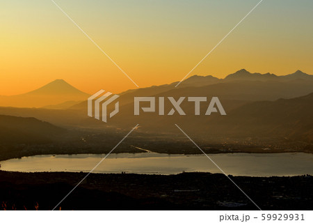 朝焼けの高ボッチ高原からの富士山 59929931