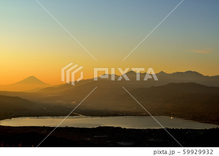 朝焼けの高ボッチ高原からの富士山 59929932