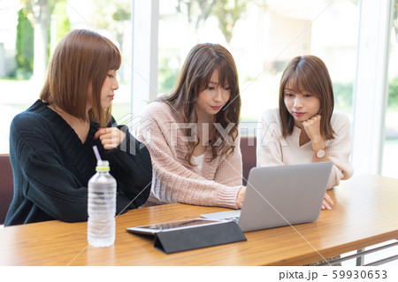 打合せする女性グループ 打合せする女性グループ 59930653