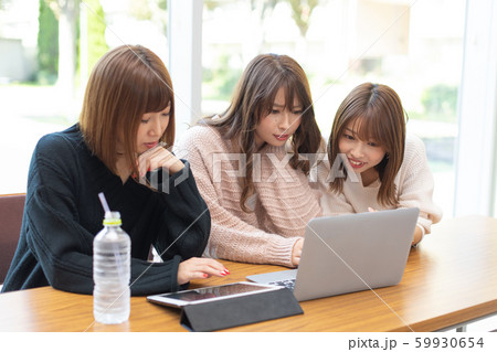 打合せする女性グループ 59930654