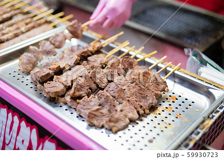 縁日の牛串焼き 59930723