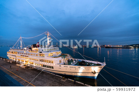 日本の横浜都市景観　出航前・乗船客を待つロイヤルウイング。奥にマリーンシャトルと氷川丸（夜景） 59931972