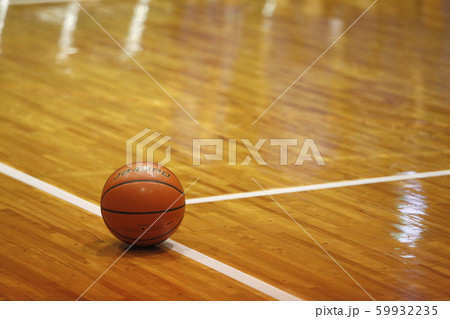 バスケットボールと体育館 59932235