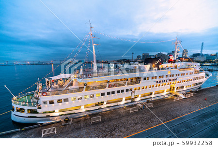 日本の横浜都市景観　出航前・乗船客を待つロイヤルウイングなどを望む。奥に氷川丸(夜景） 59932258