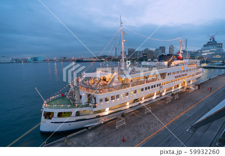 日本の横浜都市景観 出航前・乗船客を待つロイヤルウイングなどを望む。奥に氷川丸(夜景) 日本の横浜都市景観 出航前・乗船客を待つロイヤルウイングなどを望む。奥に氷川丸(夜景) 59932260