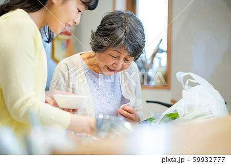台所に立つ親子　母子　シニア女性　ミドル女性　2人 59932777