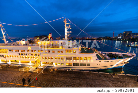 日本の横浜都市景観　出航前・乗船中のロイヤルウイングなどを望む。奥に氷川丸(夜景） 59932991