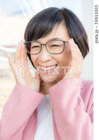 眼鏡が似合う 女性 メガネ中高年女子 の写真素材 眼鏡が似合う 女性 メガネ中高年女子 の写真素材