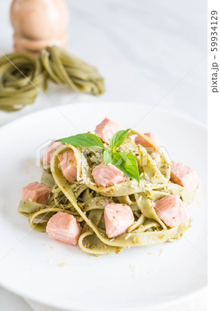 spinach fettuccine with salmon 59934129