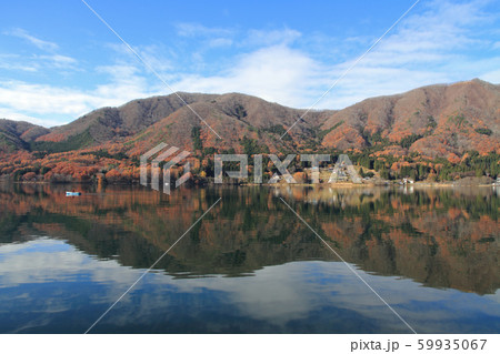 晩秋の木崎湖 59935067