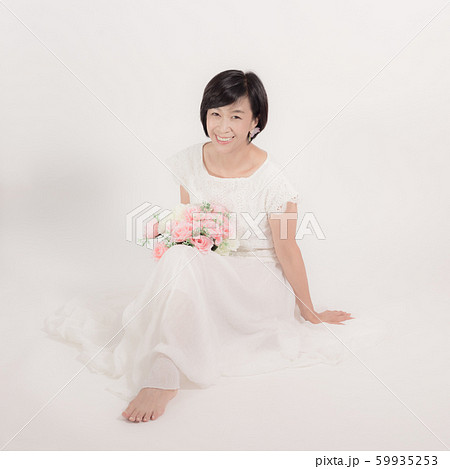 白い床に座り込み幸せを醸し出す女性 微笑むミドル女性 59935253