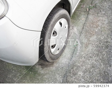 自動車のタイヤ 59942374