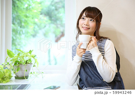 エプロンを着た女性イメージ エプロンを着た女性イメージ 59943246
