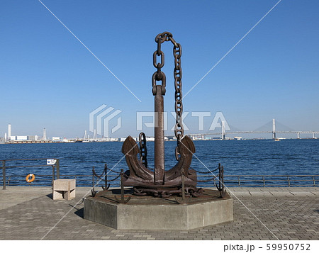 横浜市西区みなとみらいの臨港パークにある錨のオブジェ（背景は横浜港・横浜ベイブリッジ・鶴見つばさ橋） 59950752