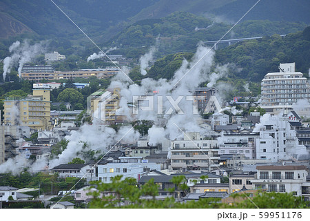 【大分県別府市】湯けむり展望台から望む鉄輪温泉街 59951176