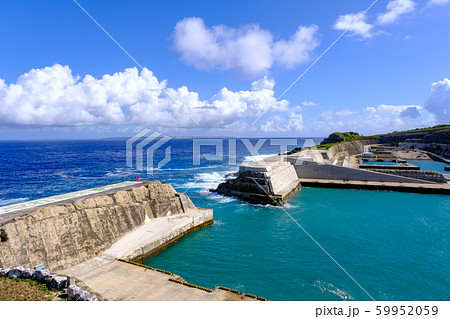 沖縄・南大東島の漁港 59952059