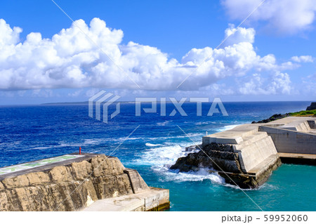 沖縄・南大東島の漁港 59952060