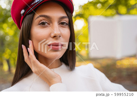 Close up of pretty woman that looking at camera 59955210