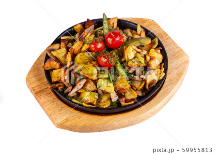 Fried potatoes with meat, served in a pan 59955813